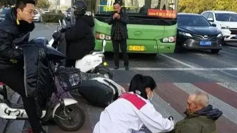湖北恩施，老人摔倒后起诉骑车的罗某赔偿6万余元