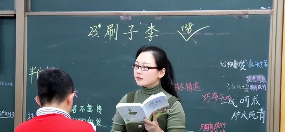 |当老师前VS当老师后,颜值差距堪称换头,逐渐变得让人信任的样子