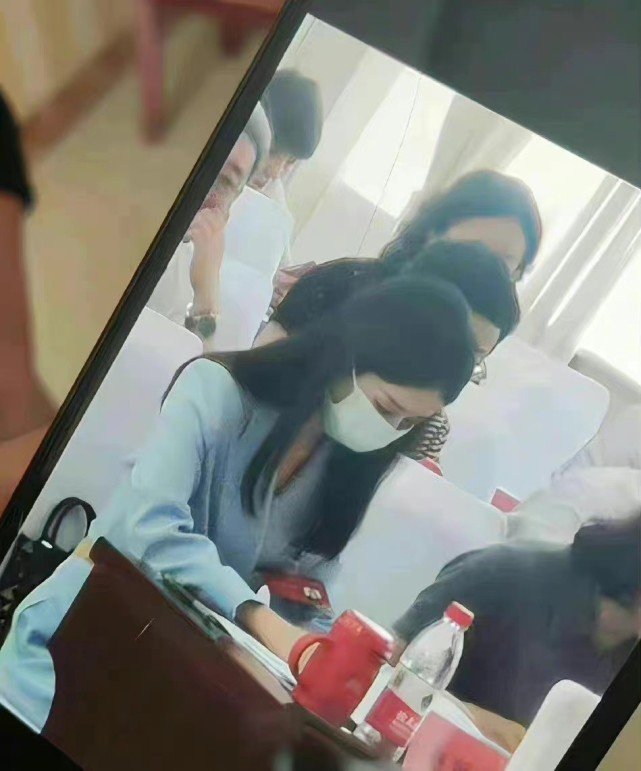 天蝎座|赵丽颖升官后气场全开!穿露脐西装不像领导,女明星范下美成焦点