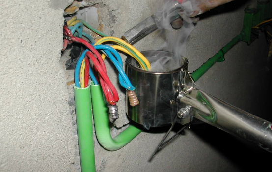 工人要是这样装电线,马上喊停重装,否则入住你就后悔