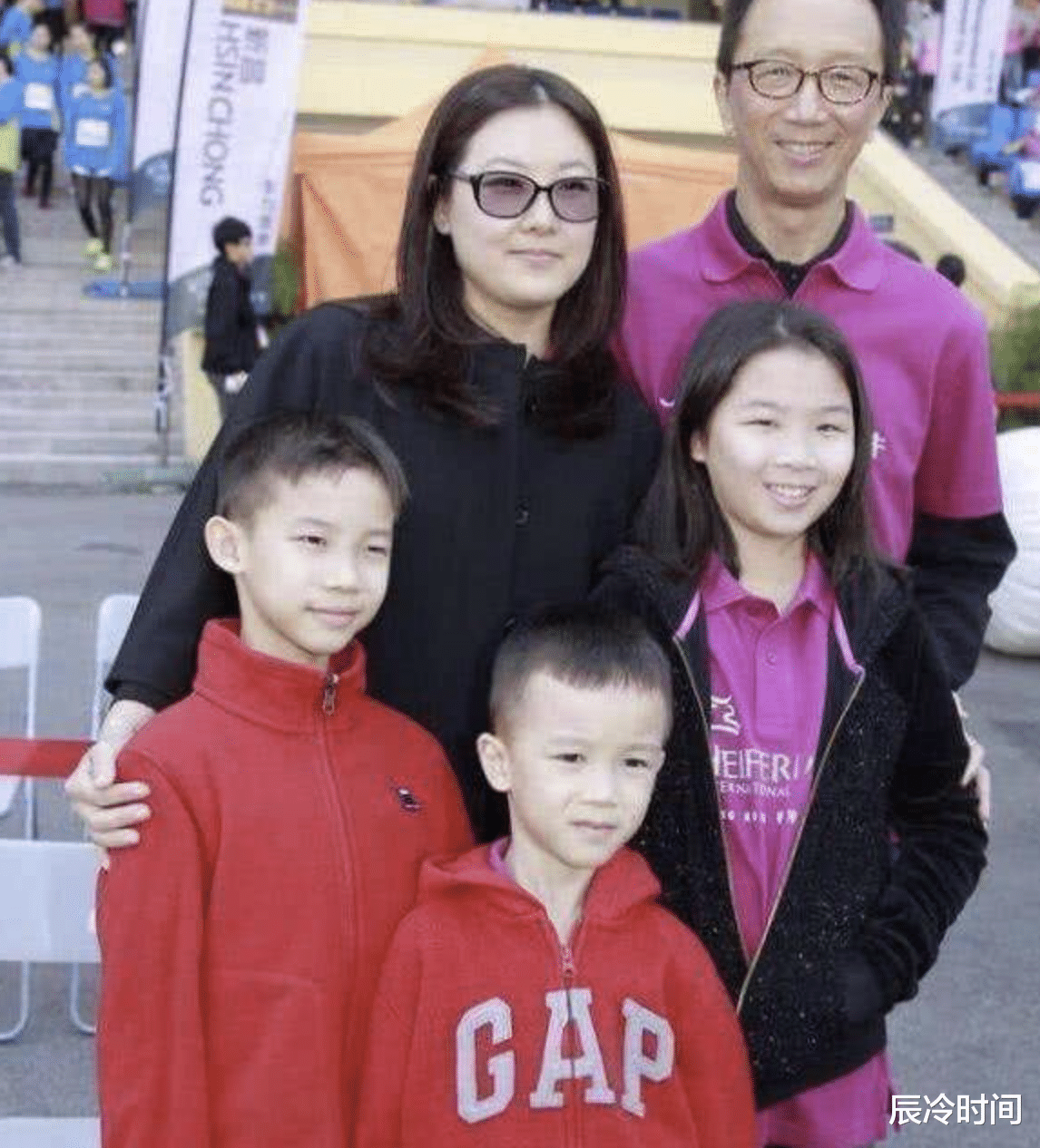 伏明霞|伏明霞：退役后嫁大26歲老公，結婚5年生3娃，70歲丈夫想生第四胎