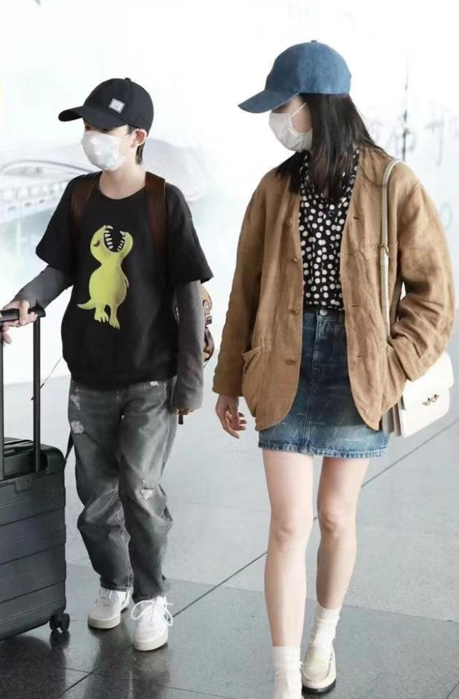 董洁|董洁携儿走机场,她自己扮得青春洋气,13岁顶顶独推行李让人心疼