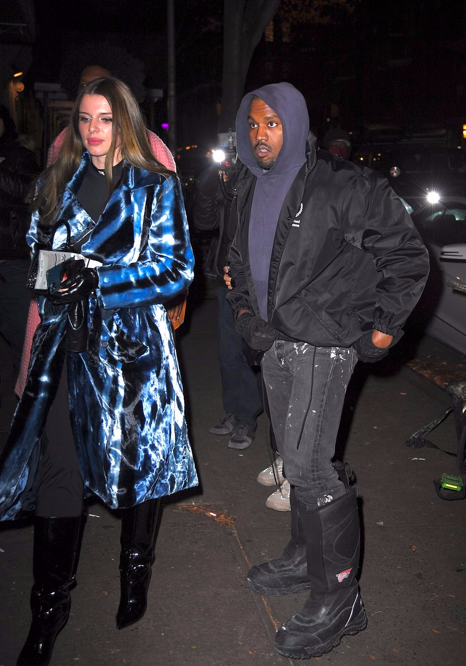 金·卡戴珊|坎爷和新女友共进晚餐！31岁新欢穿紧身衣秀曲线，金姐大方送祝福