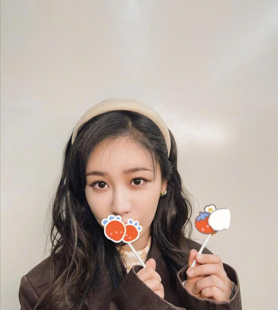 穿衣搭配 杨紫30岁气质变化好大！换新发型撞脸张钧甯，打扮都有质感了