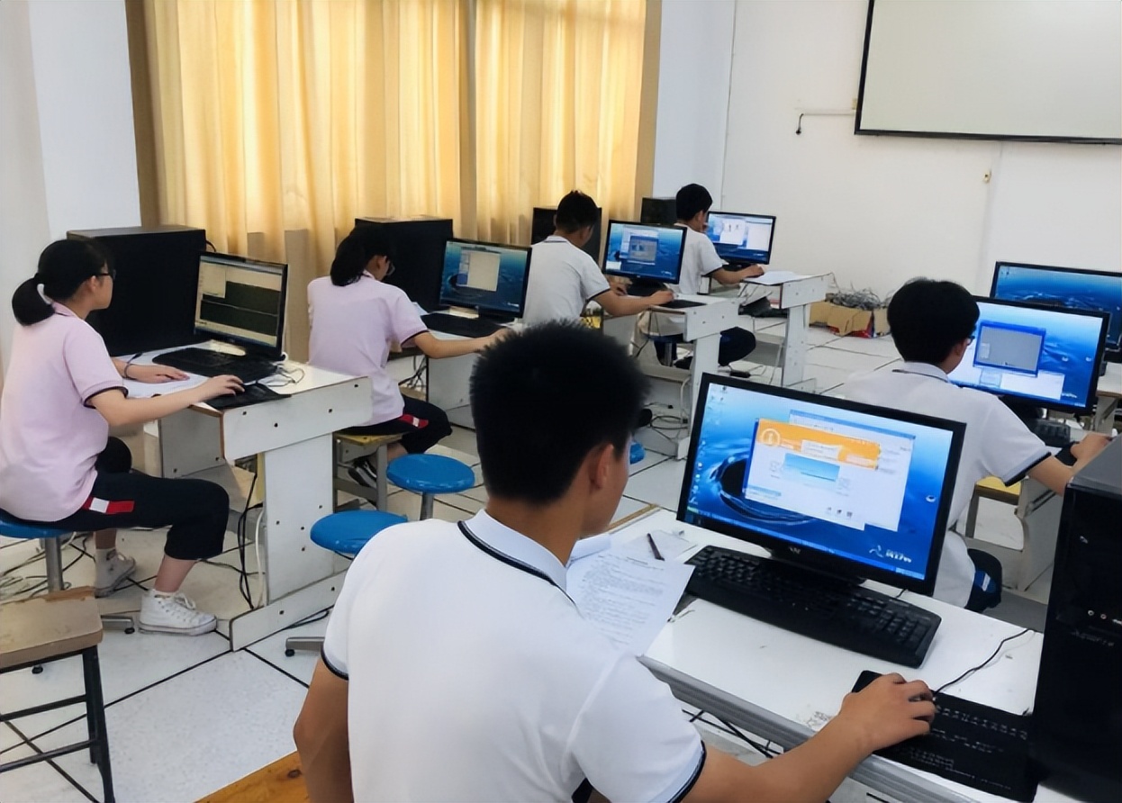 大学|大学中“烧钱”的3类专业,家里没矿尽量避开,毕业找工作困难