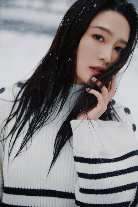 李沁|漫天大雪里李沁笑意如花,美人如画竟是让人忘记了寒冷。