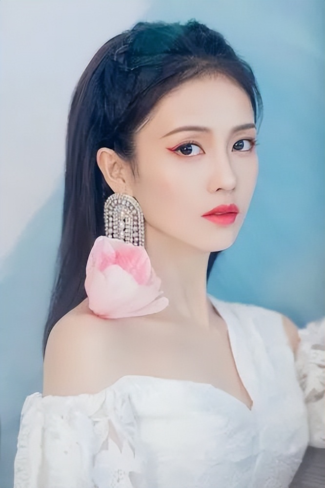 白梦妍|白鹿找了一个普信男，她的咖位会不会下降？人气已经降低