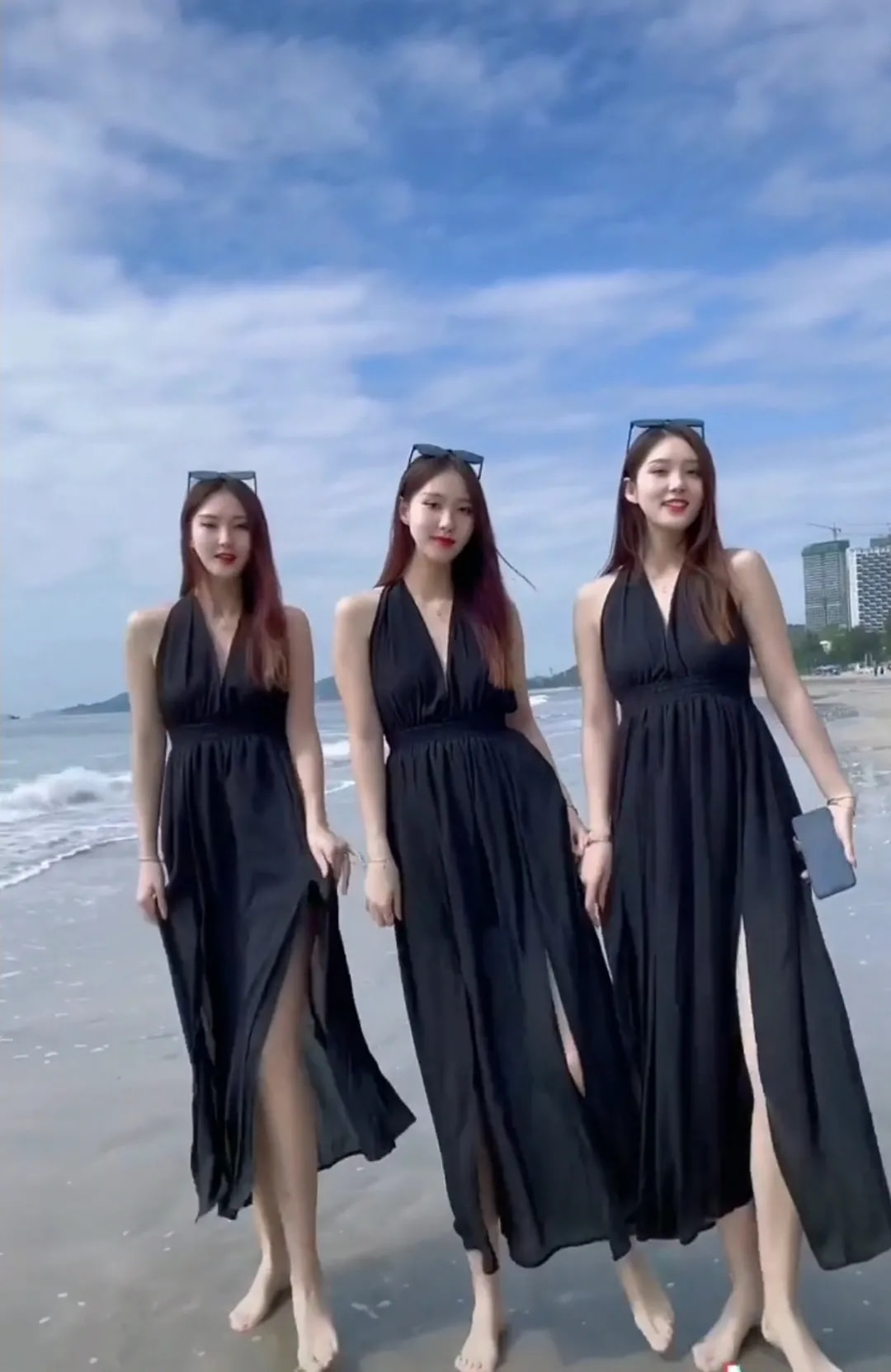 三姐妹|全网最靓三胞胎,海边摇动裙摆实力出镜,网友直呼:太美!