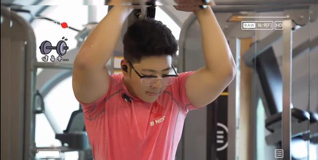 郭涛|郭涛儿子近照认不出！15岁石头暑假狂练肌肉，高大威猛颜值远胜爸