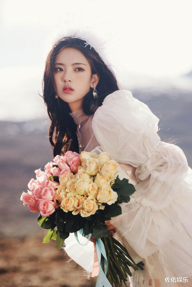 杨超越|杨超越白色礼服清新淡雅仙气十足,手捧玫瑰宛如在逃新娘