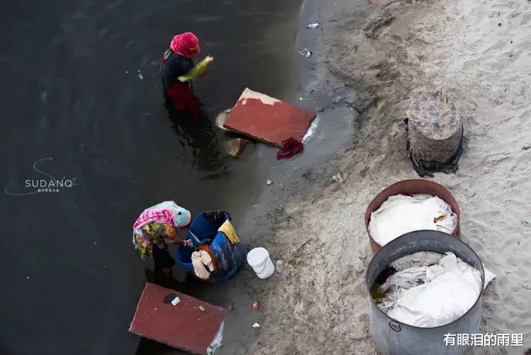 实拍印度“千人洗衣”：去印度不要轻易买纱丽，这条河比恒河更脏