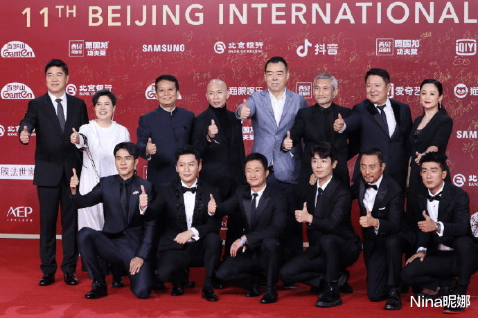 陈红|陈凯歌带娇妻聚会！53岁陈红穿白色上衣好朴素，纯素颜大脑门抢镜