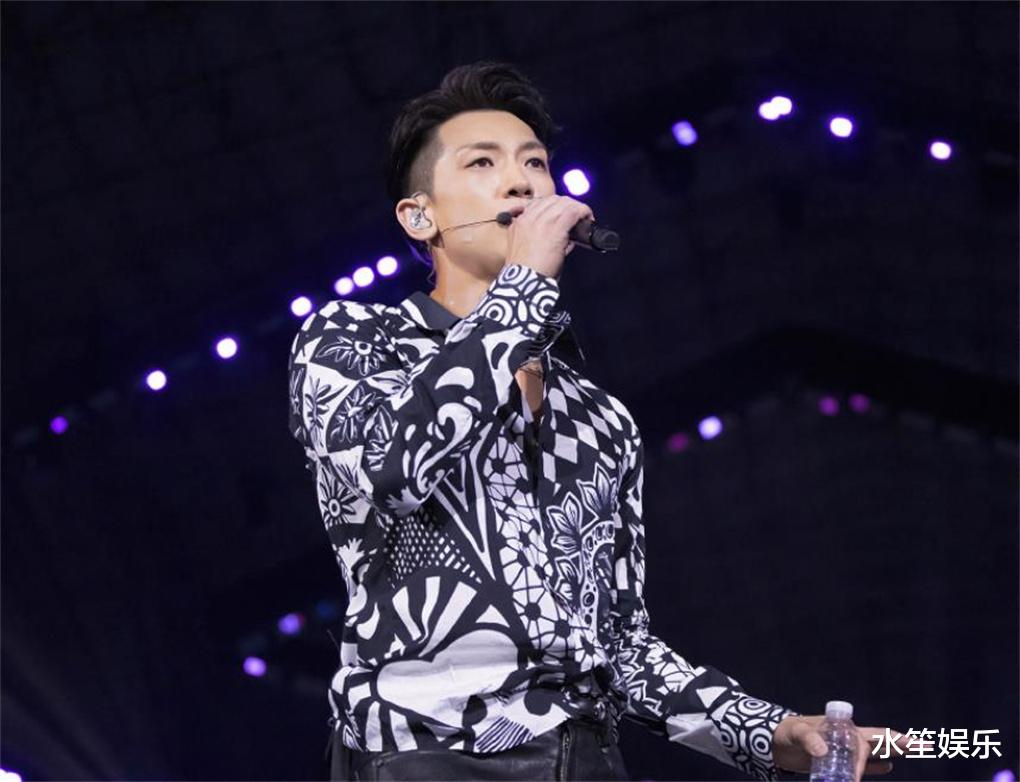 郑智薰|Rain扮圣诞老公公,满足两个女儿的愿望,差点因靴子暴露