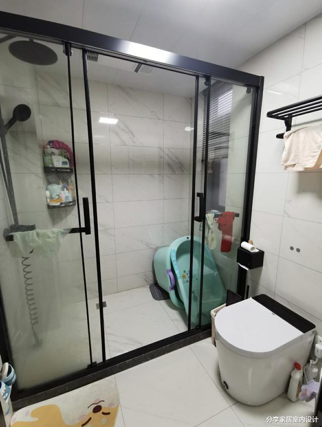 她家普通的装修,不做吊顶,电视墙打满柜子,越住越有家的味道!