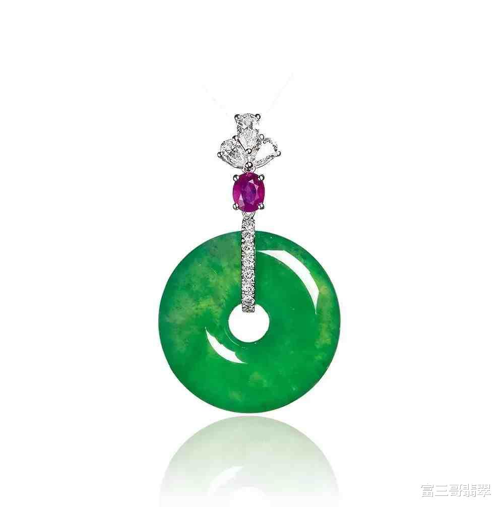 保利|2022年保利香港秋拍,一只满绿翡翠手镯以600万港元成交!