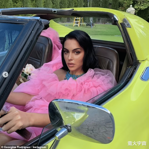 C罗|C罗28岁女友肚大如箩仍下巴尖尖，穿纱裙驾豪车，蓝松石项链浮夸