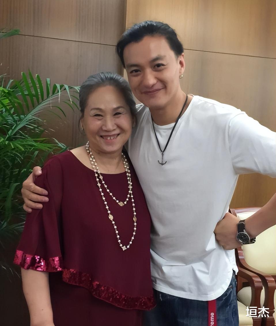 苇青|“百亿老太”苇青：60岁北漂，73岁拥有百亿票房，她的故事很励志