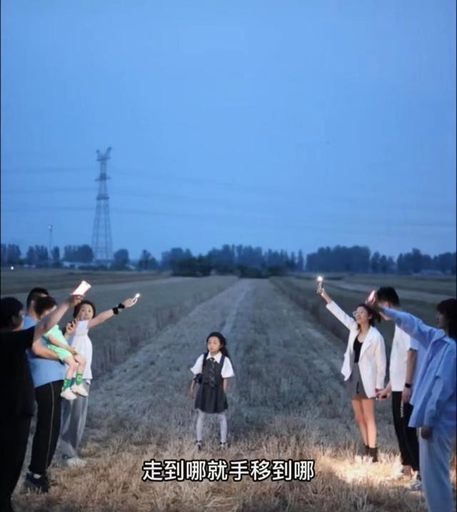 |麦茬地模特秀！悦悦惊艳亮相，全家齐上阵，温馨场面引热议