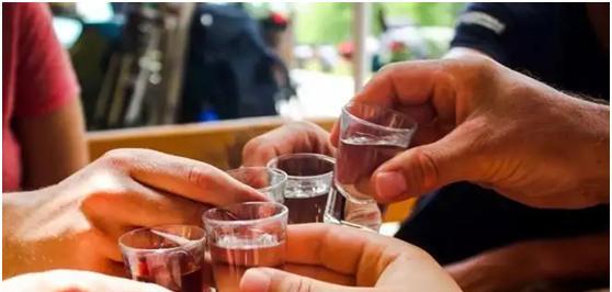 银耳|提醒酒友:年纪大了要忌酒!这3类酒能不喝就别喝,别不当回事