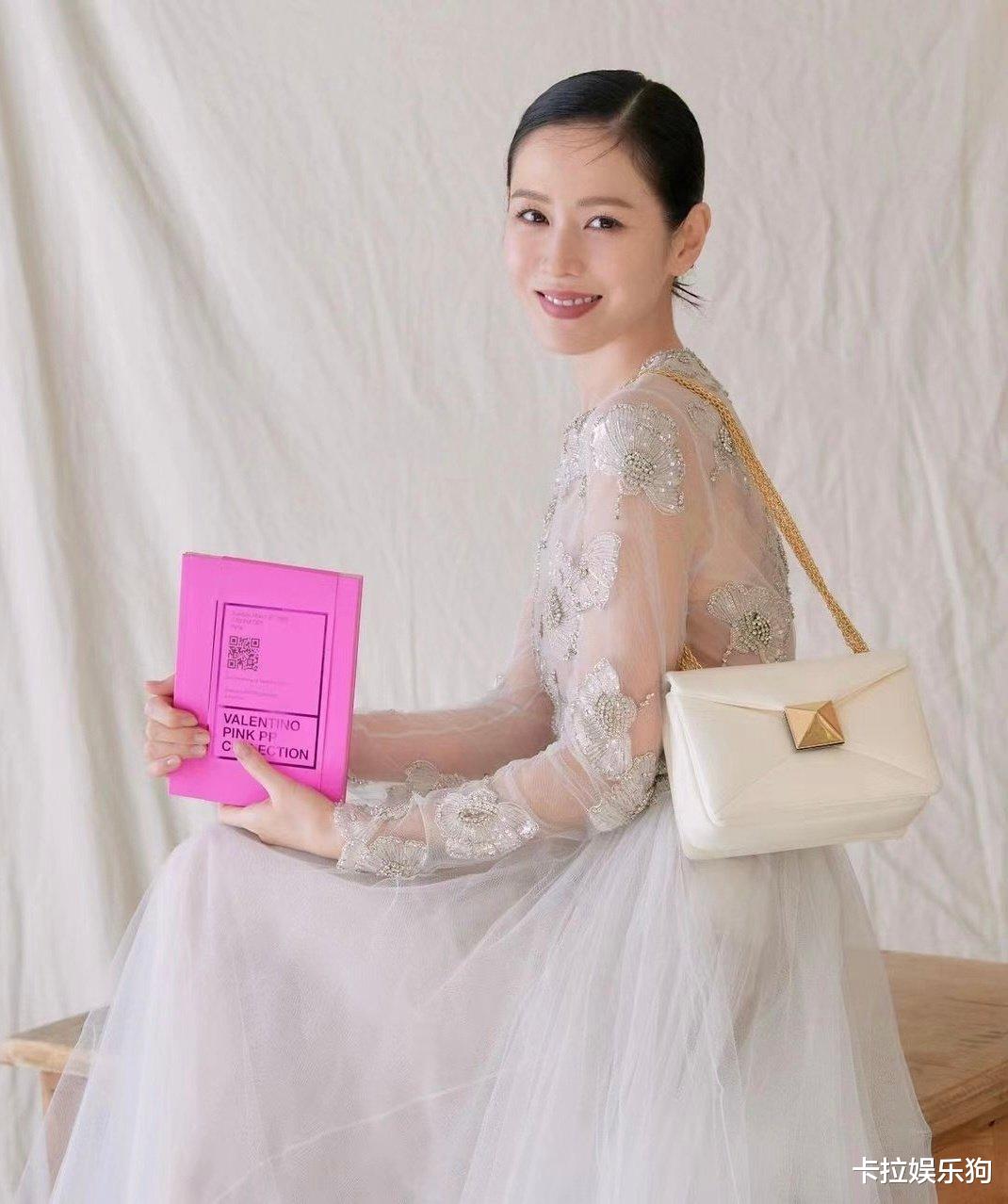 孙艺珍|孙艺珍华伦天奴大秀造型好像新娘！骨子里自信温柔，岁月不败美人