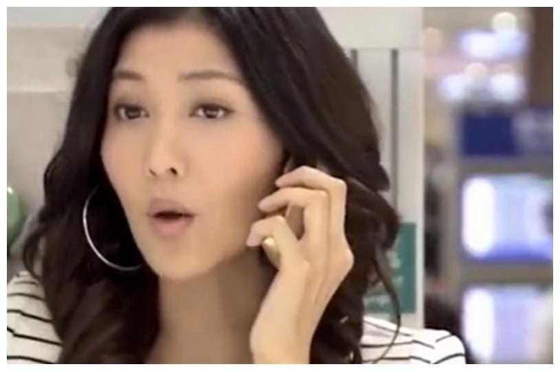 发带 李彩桦穿超短上衣玩滑板,瘦太多裤头大一截,头上发带价格近3千