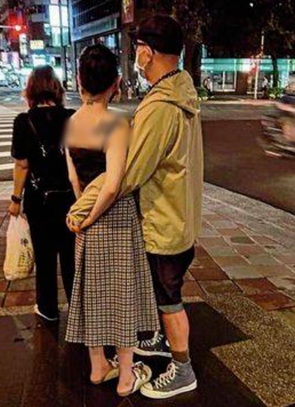 汪小菲|汪小菲直播哭诉“好想他们”，无奈叹放暑假大S还不让孩子回来