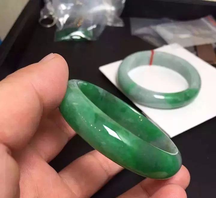 |缅甸赌石开口就要价20万,砍到10万迫不及待一刀切开,疯涨了!