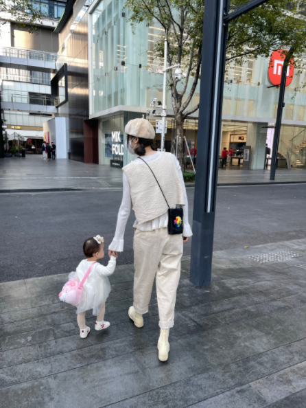 林峰|林峯一家三口团聚！张馨月晒父女温馨背影照，格格宝短发像极爸爸