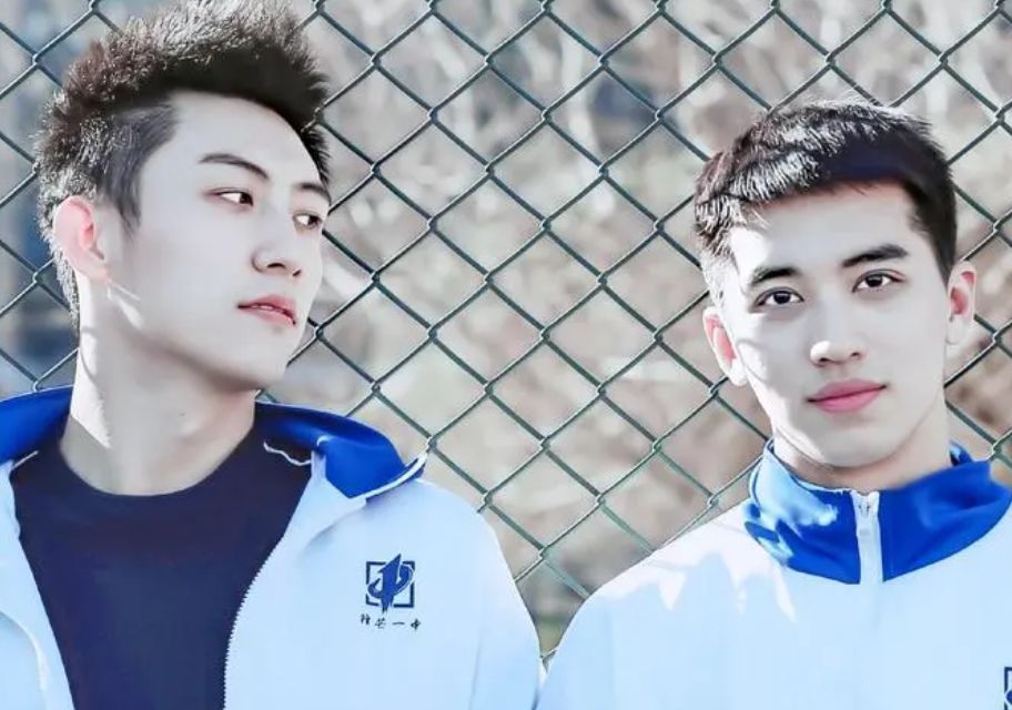 黄景瑜|黄景瑜现身医院,助理称颈椎病复发,网友:以为去看许魏洲的孩子