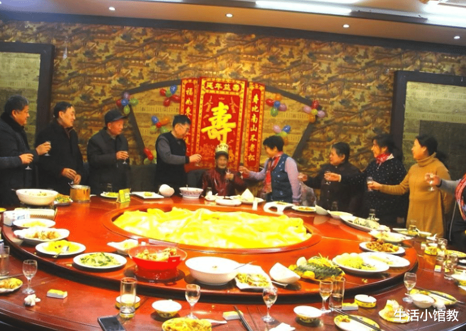四川一小伙给父亲办寿宴,陕西亲戚随礼8888元,宴席过后却被全部退回