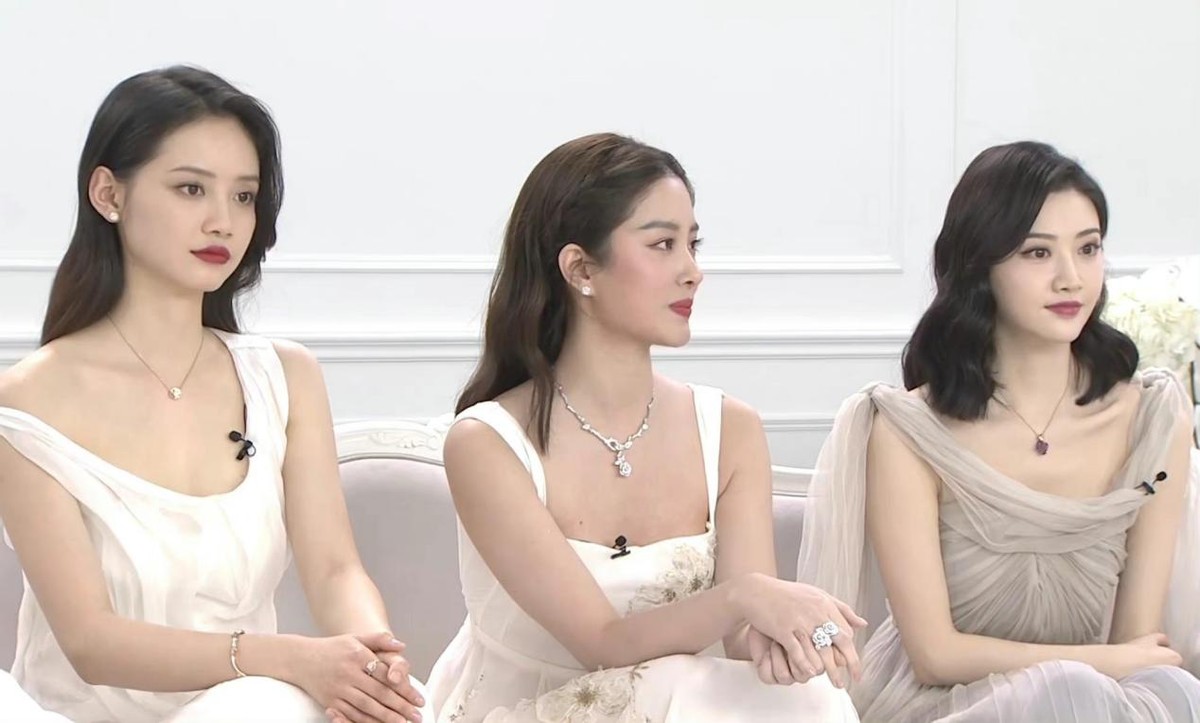 杨采钰的高级、景甜的柔美,都很适合穿长裙,美得不分上下