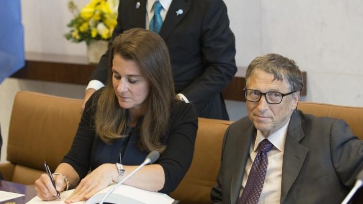 菲比|比尔·盖茨小女儿：和男友秀恩爱，黑人小伙一口大白牙，笑容诡异