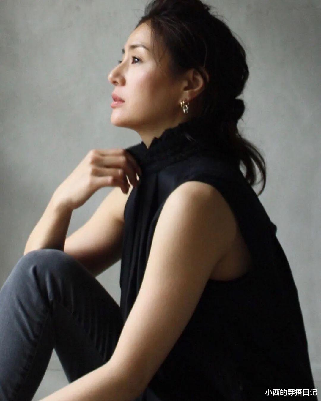 穿衣搭配 45岁的她太会穿衣服了，简约温柔优雅