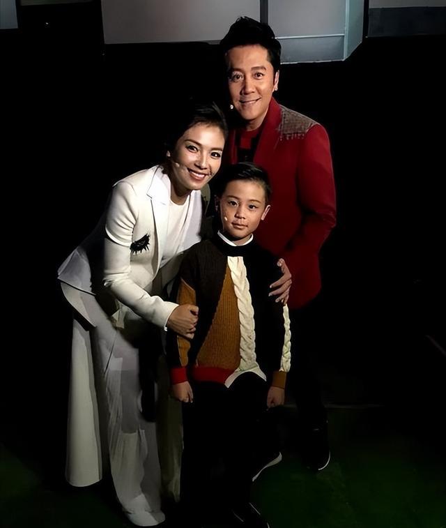 蔡国庆|蔡国庆:娶了粉丝当老婆,为给老婆安全感,十几年来每年买钻戒