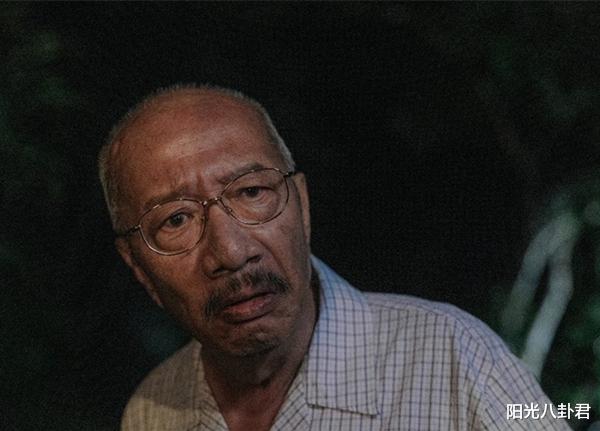 余子明|77岁老戏骨余子明中风后近照曝光，半身瘫痪坐轮椅，面色憔悴动作迟缓