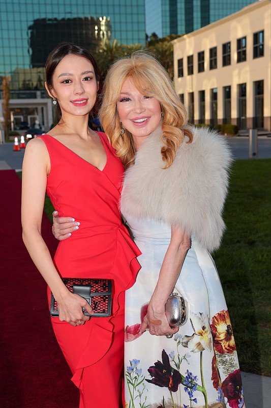 紧身裙更适合梨形身材,吉娜的身材穿上后,都显得“肉嘟嘟”的