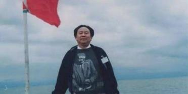 “首富”锒铛入狱,妻子娃远走高飞,小姨子不离不弃为其奔走16年