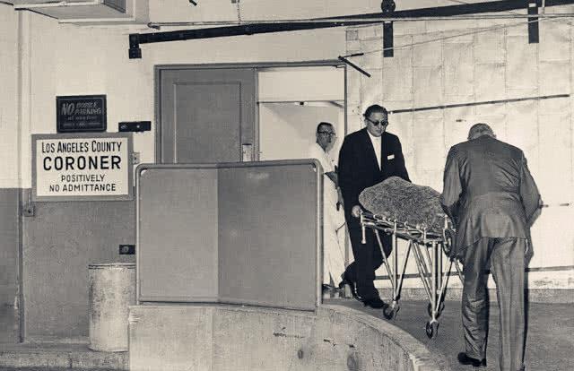 玛丽莲·梦露|殡仪师为玛丽莲·梦露穿衣,酒后崩溃大哭“只看一眼,我惊了”