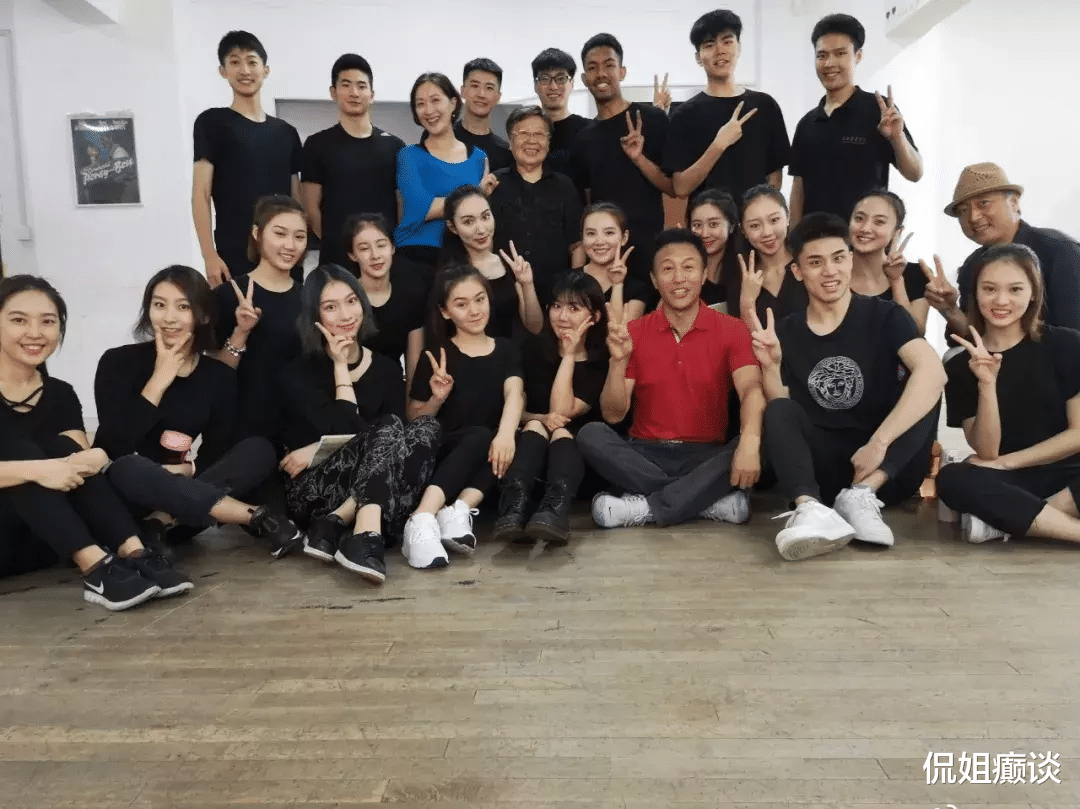 王洛勇|王洛勇：曾是胡歌的恩师，独闯美国16年，感激19岁嫁给自己的丁宁