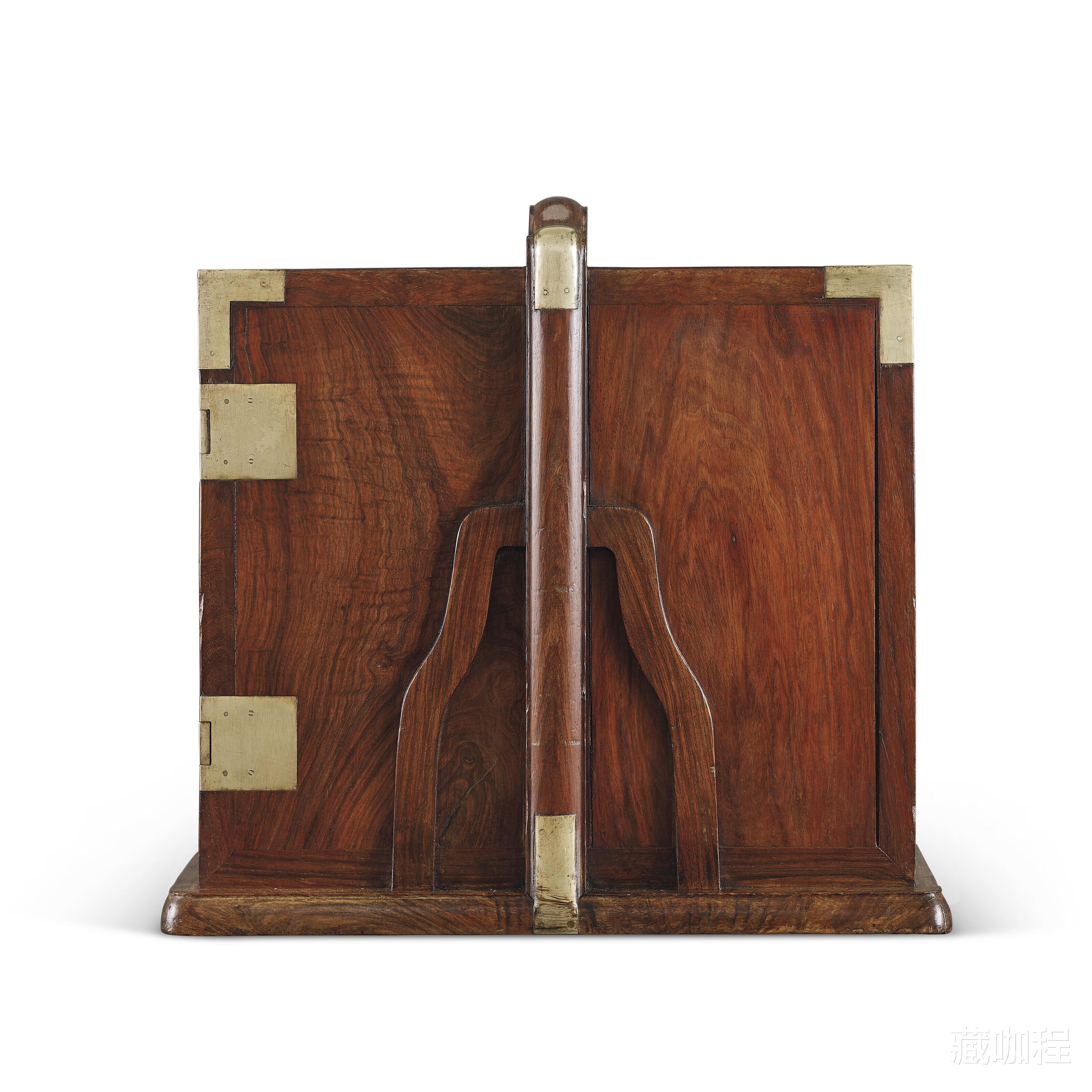 |门扇独板、侧帮两拼,黄花梨扛箱内设三具抽屉