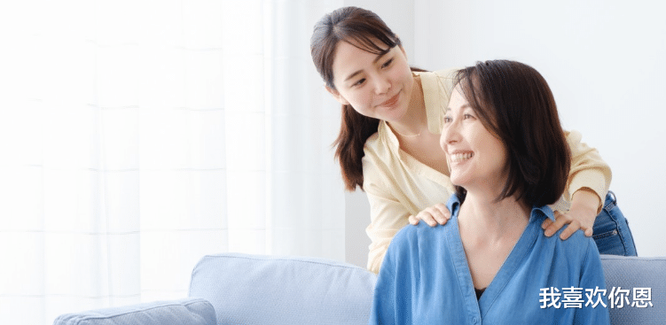 女儿婚礼,亲妈来到婚礼现场后,女儿把后妈请上台磕头致谢