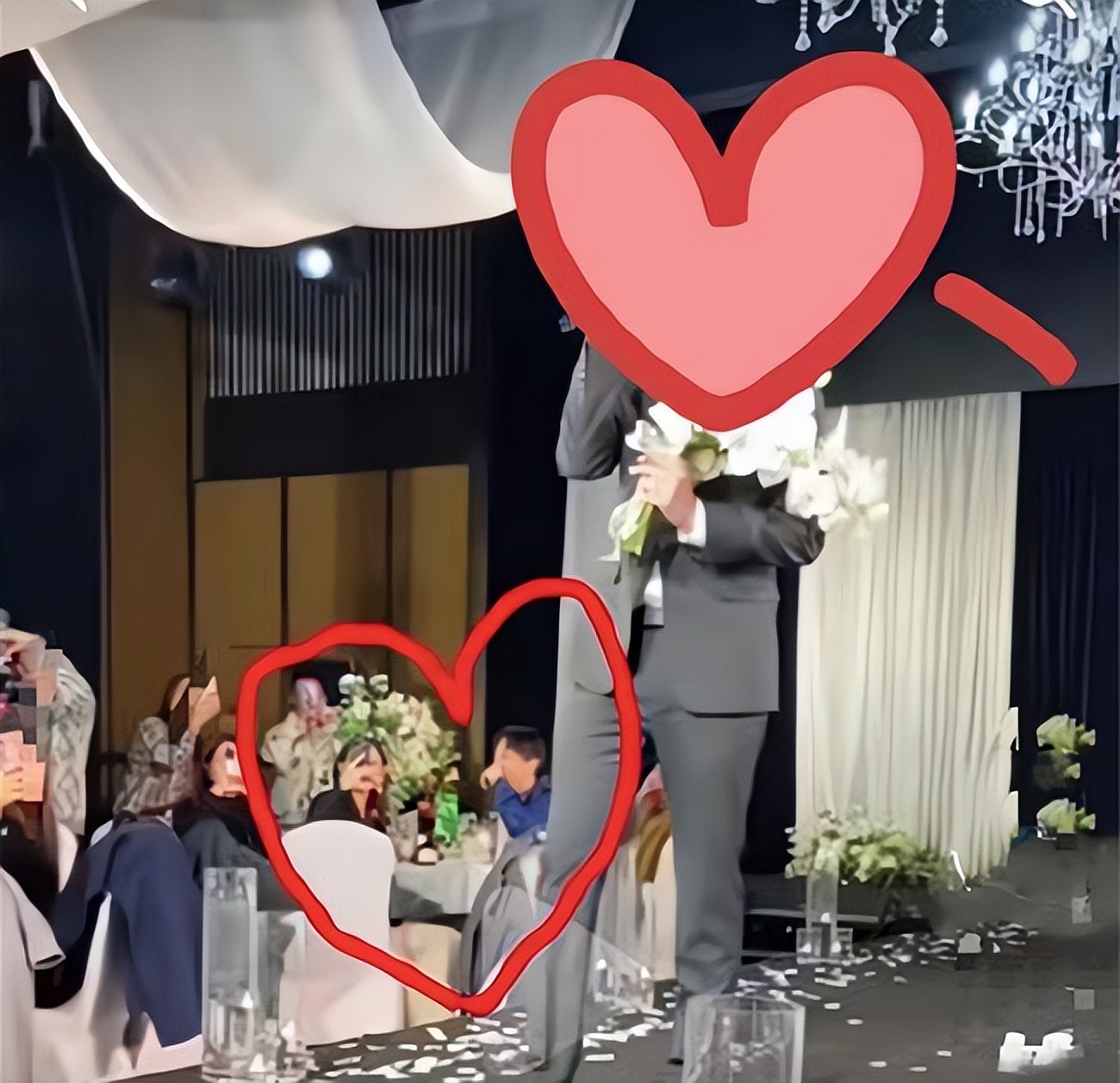 王鸥|王鸥何九华吃火锅被偶遇,二人曾一起参加婚礼,并用情侣手机壳