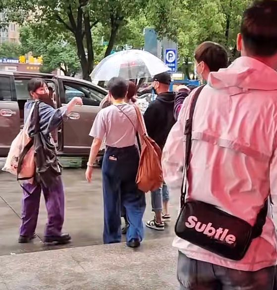 杨丞琳|浙江温岭：杨丞琳市场拍节目，皮肤光滑有少女感，“看上去像25”