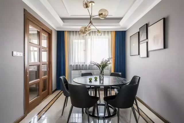 带阁楼的新房,以黑白灰为主基调,装饰出一个轻奢、高雅的家