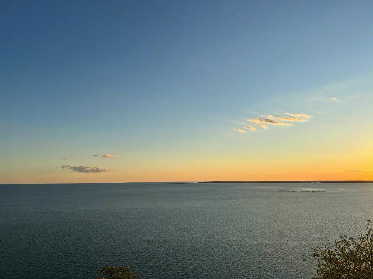 莫文蔚|52岁莫文蔚晒照庆祝结婚11周年,与外籍老公重回初恋地度过,好甜