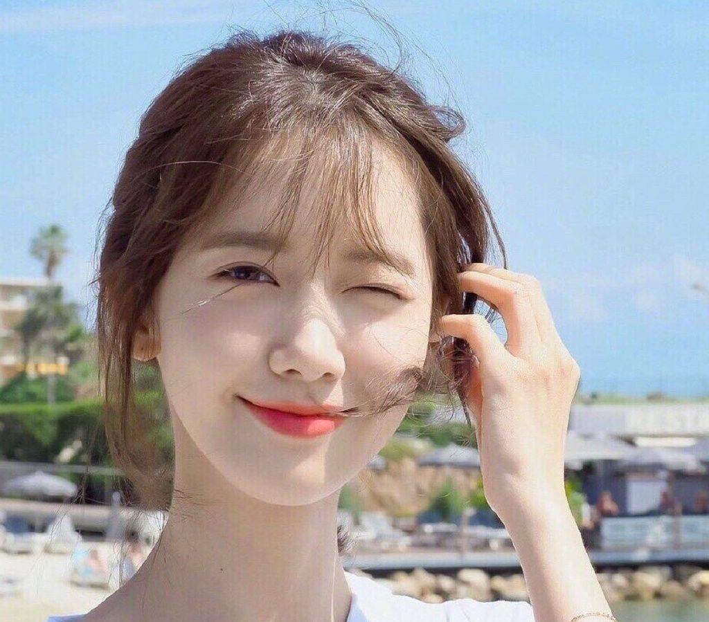 林允儿|林允儿的状态也太好了吧，连续八年担任MC颜值依旧，凭好肌肤登上头条的热搜