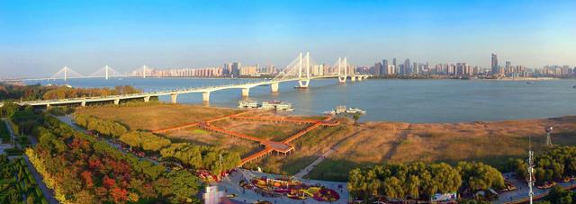|湖北一河道露出河床，钓鱼佬和鸟儿都来了，网友：别让电工知道