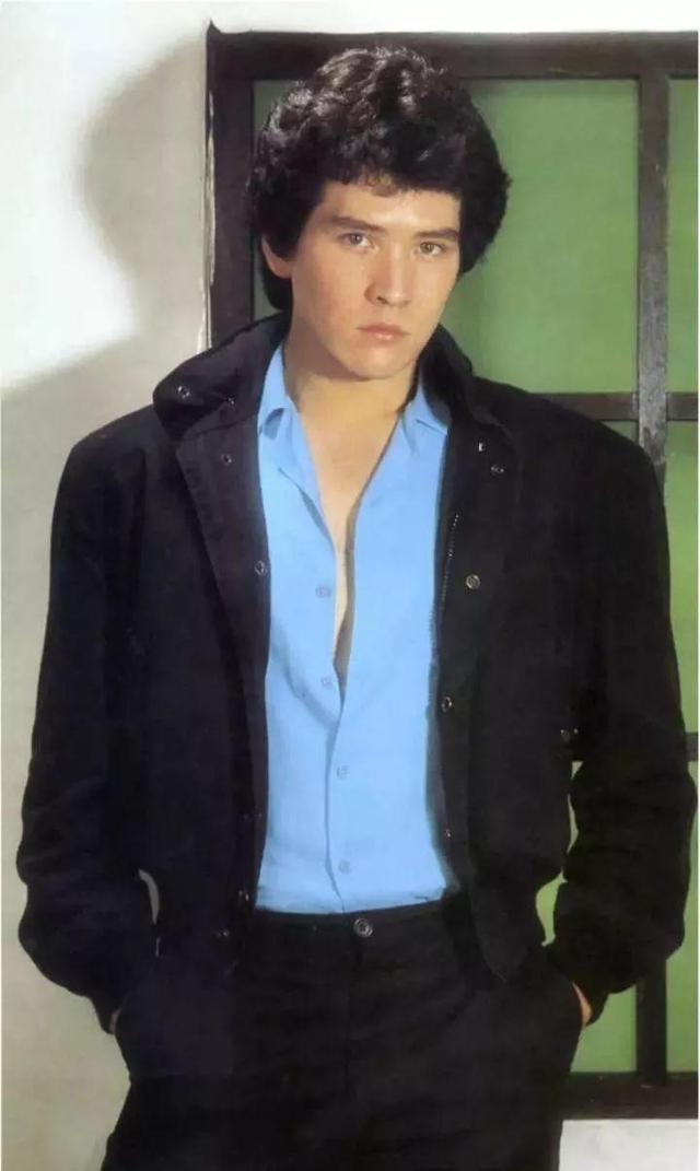 费翔|60岁费翔近照:一代歌坛巨星如今苍老认不出,一生未婚都怨她