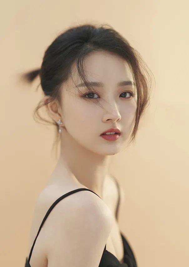 写真|廖银玥靓丽写真大秀白皙香肩！雪肤玉貌美得让人窒息