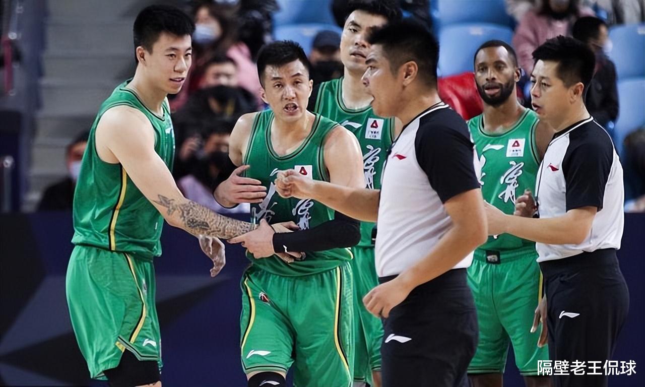 |李洪庆棋高一着！辽篮续约不乐观，两大软肋致命，杨鸣欲迎回爱将